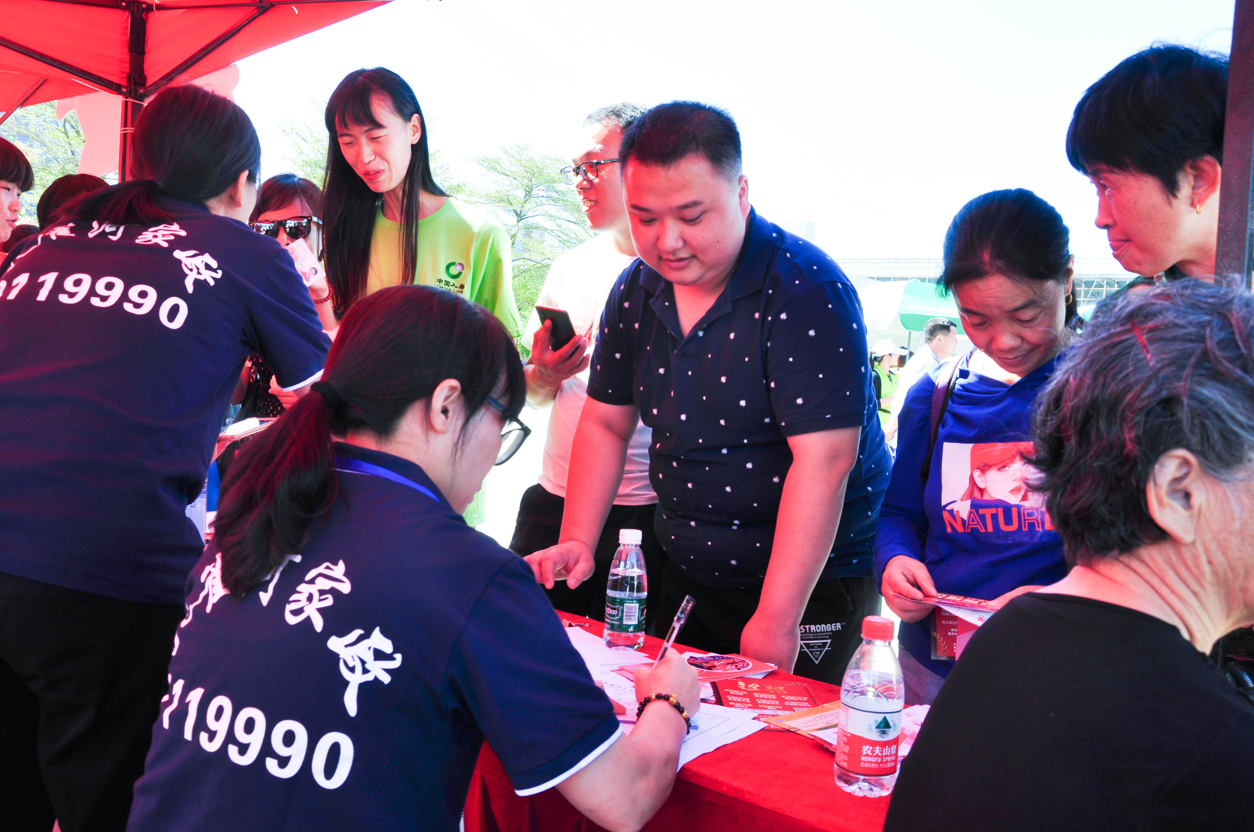 �g��Ц�Z(y��)��һ����ʮ�˰���ˇ�R�ψ�(ch��ng)������ȸ�������B�T(m��n)�е����ü�����(ji��)